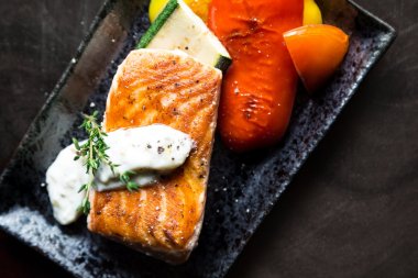 Salm&oacute;n al horno con vegetales asados