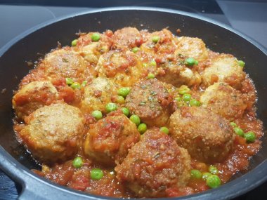 Alb&oacute;ndigas de merluza con queso crema y salsa de tomate